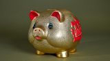 Ein goldenes mit roten chinesischen Schriftzeichen versehenes Sparschwein von Hans Eichel