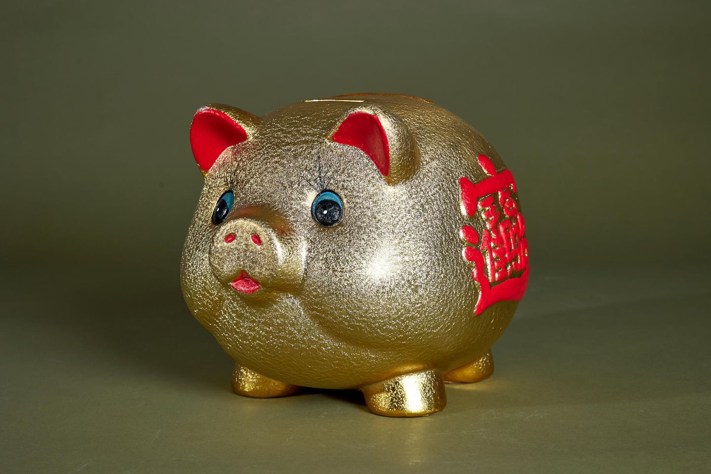 Ein goldenes mit roten chinesischen Schriftzeichen versehenes Sparschwein von Hans Eichel