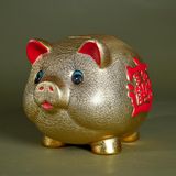 Ein goldenes mit roten chinesischen Schriftzeichen versehenes Sparschwein von Hans Eichel