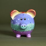 Dieses Sparschwein von Hans Eichel hat die Farben eines Regenbogens