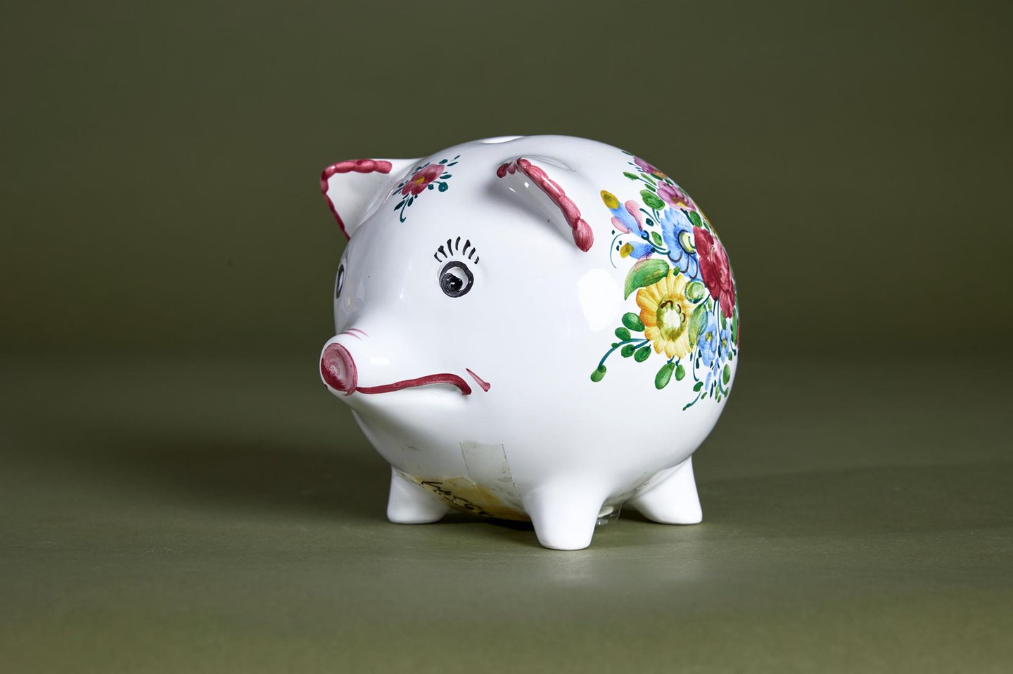 Ein mit Blumen verziertes traurig schauendes Sparschwein von Hans Eichel