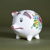 Ein mit Blumen verziertes traurig schauendes Sparschwein von Hans Eichel