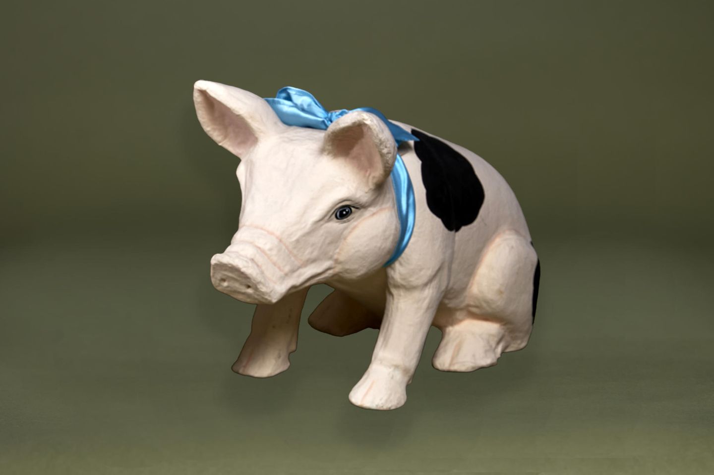 Ein Sparschwein von Hans Eichel mit einer Schleife um den Hals