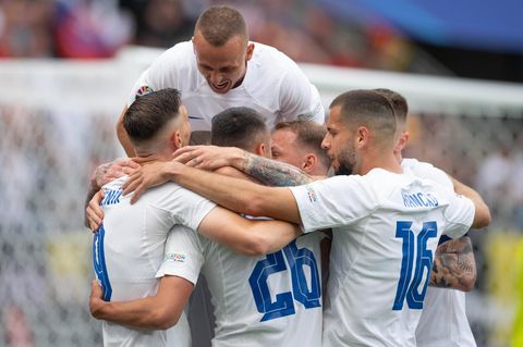 Bei der EM 2024 feiert das Team der Slowakei ein Tor