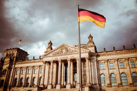 Eine Deutschlandfahne weht vor dem Reichstagsgebäude in Berlin