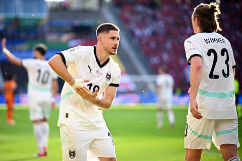 Österreichs Romano Schmid (M.) jubelt mit Teamkollege Patrick Wimmer über seinen Treffer zum 2:1