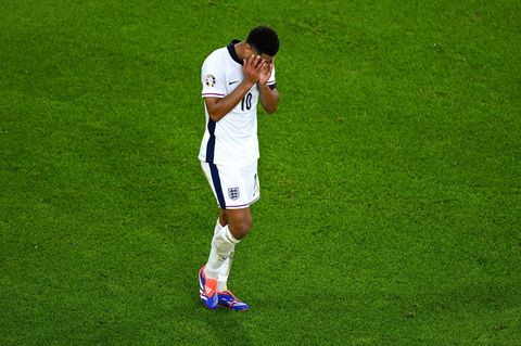 Möchte nicht mehr hinsehen: Jude Bellingham verzweifelt beim EM-Spiel gegen Slowenien an der Leistung seiner Mannschaft.