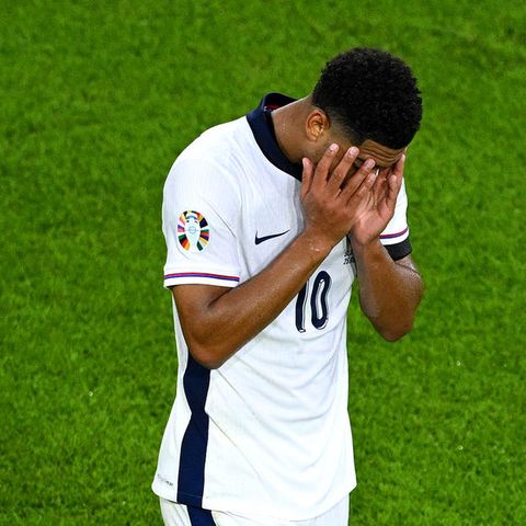 Möchte nicht mehr hinsehen: Jude Bellingham verzweifelt beim EM-Spiel gegen Slowenien an der Leistung seiner Mannschaft.