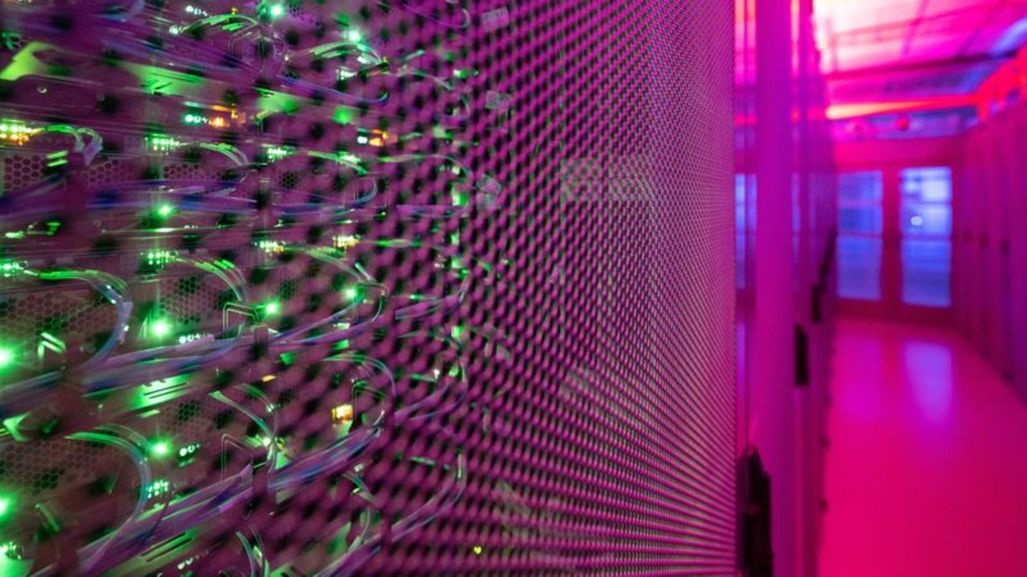 LEDs leuchten in einem Serverschrank in einem Rechenzentrum. Die Digitalwirtschaft in Deutschland wird einer Prognose des Digita