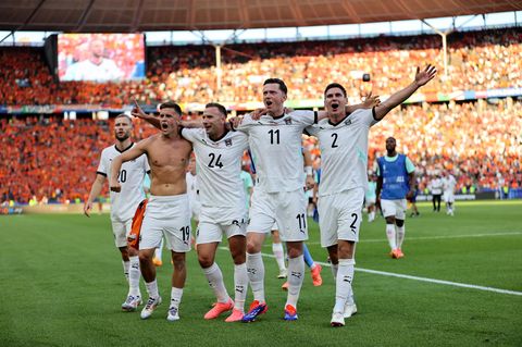 Österreichs Spieler feiern den Gruppensieg bei der EM
