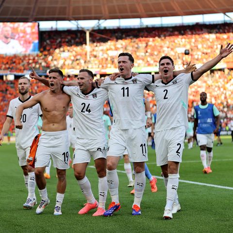 Österreichs Spieler feiern den Gruppensieg bei der EM