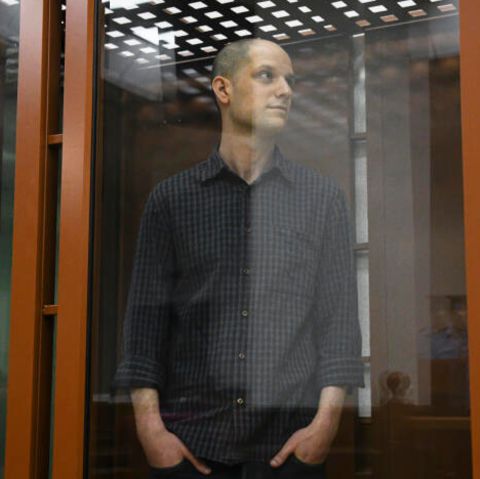 Journalist im Glaskäfig: Evan Gershkovich, Russland-Korrespondent des "Wall Street Journals", mit kahlgeschorenem Kopf beim Prozessbeginn in Jekatarinburg.