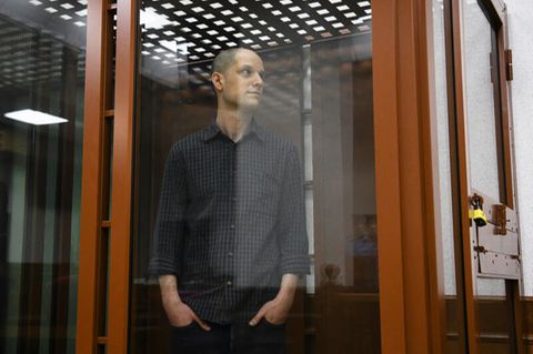 Journalist im Glaskäfig: Evan Gershkovich, Russland-Korrespondent des "Wall Street Journals", mit kahlgeschorenem Kopf beim Prozessbeginn in Jekatarinburg.