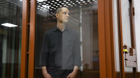 Journalist im Glaskäfig: Evan Gershkovich, Russland-Korrespondent des "Wall Street Journals", mit kahlgeschorenem Kopf beim Prozessbeginn in Jekatarinburg.