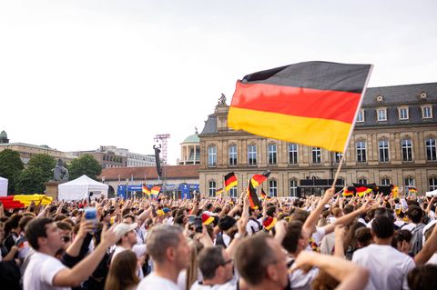 EM-Fest mit Deutschlandfahnen
