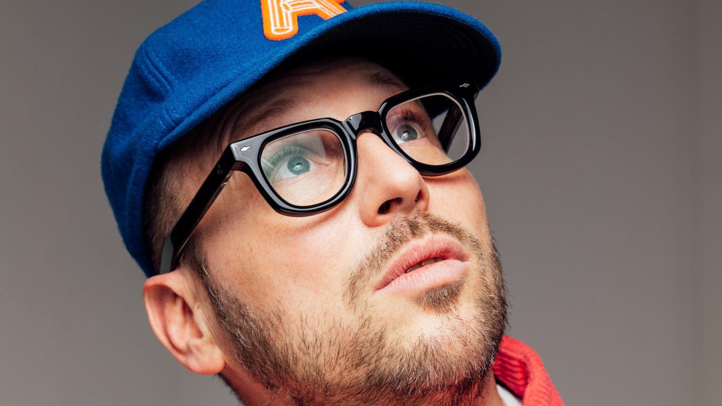 PortrÄt von Arnim Teutoburg-Weiß von den Beatsteaks: Er trägt Brille und Mütze