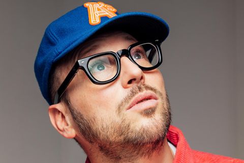 PortrÄt von Arnim Teutoburg-Weiß von den Beatsteaks: Er trägt Brille und Mütze