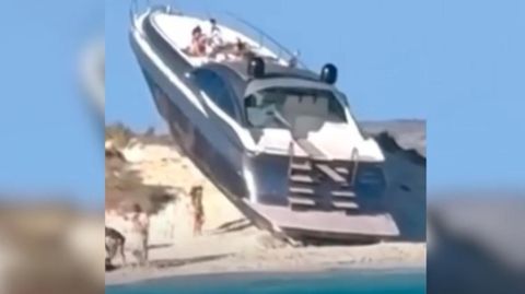 Urlauber verblüfft: Luxus-Yacht liegt in voller Länge auf Sanddüne