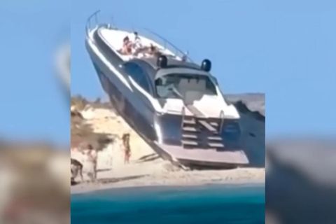 Urlauber verblüfft: Luxus-Yacht liegt in voller Länge auf Sanddüne