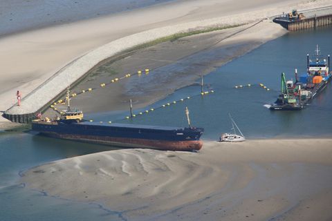 Wangerooge: Auf Grund gelaufen – Frachter blockiert Hafeneinfahrt von Nordseeinsel
