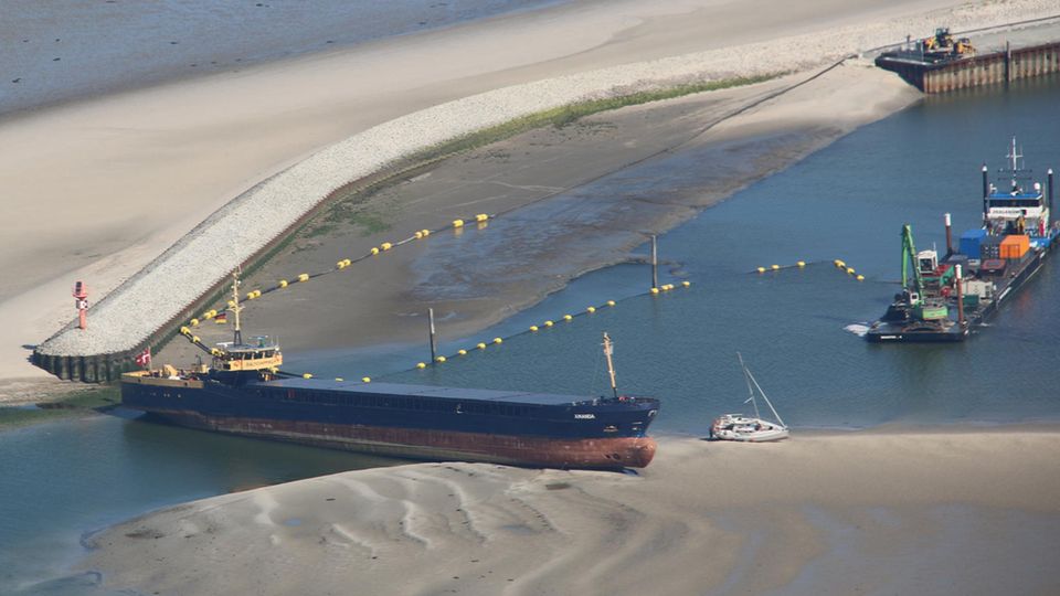 Wangerooge: Auf Grund gelaufen – Frachter blockiert Hafeneinfahrt von Nordseeinsel
