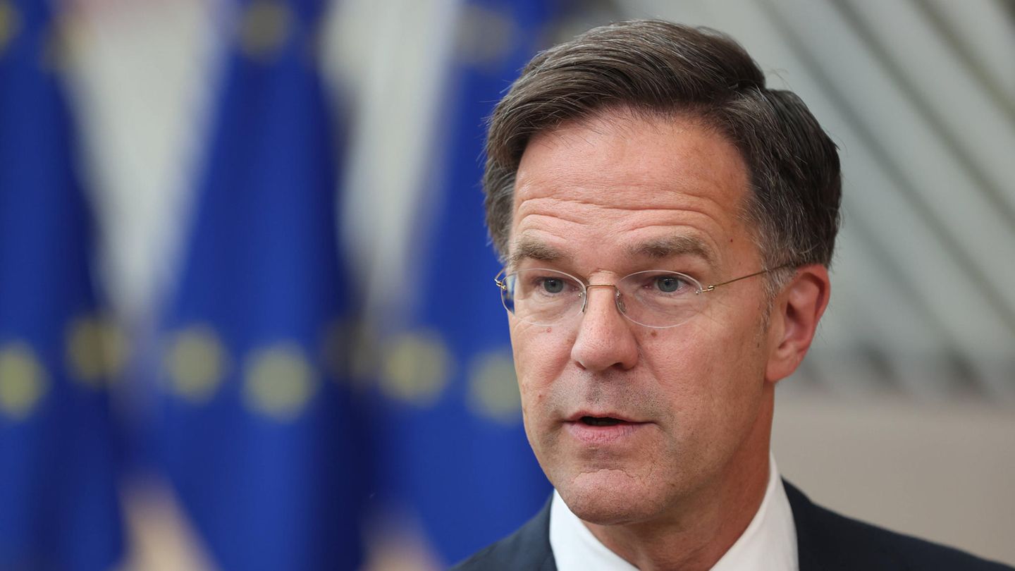 Mark Rutte vor EU-Fahnen