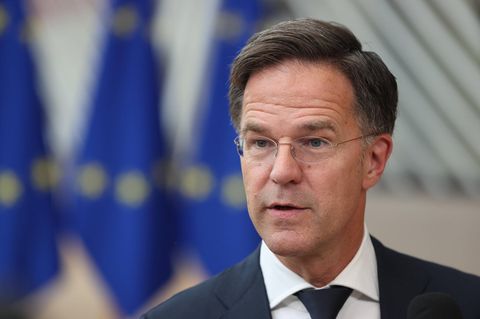 Mark Rutte vor EU-Fahnen