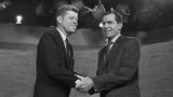 Es ist die erste Präsidentschaftsdebatte, die landesweit im Fernsehen übertragen wird. Die Scheinwerfer gehen an, und John F. Kennedy (l.) und Richard Nixon (r.) schütteln sich auf der Bühne die Hände. Ein Fernsehmoment für die Geschichtsbücher. Doch nicht nur deshalb ist das Duell bis heute berühmt. Es etablierte auch den Gedanken, dass das Erscheinungsbild eines Kandidaten im Wahlkampf eine wichtige Rolle spielt.  Nach einem Krankenhausaufenthalt wirkt der republikanische Vizepräsident Nixon alt und müde. Er schwitzt im heißen Scheinwerferlicht – ein scharfer Kontrast zu dem jungen, gut aussehenden Senator Kennedy, der Make-up trägt. Für die rund 70 Millionen Zuschauer vor den Bildschirmen zählt am Ende mehr, was sie sehen, als was sie hören.   Der Wahlsieger heißt Kennedy