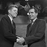 Es ist die erste Präsidentschaftsdebatte, die landesweit im Fernsehen übertragen wird. Die Scheinwerfer gehen an, und John F. Kennedy (l.) und Richard Nixon (r.) schütteln sich auf der Bühne die Hände. Ein Fernsehmoment für die Geschichtsbücher. Doch nicht nur deshalb ist das Duell bis heute berühmt. Es etablierte auch den Gedanken, dass das Erscheinungsbild eines Kandidaten im Wahlkampf eine wichtige Rolle spielt.  Nach einem Krankenhausaufenthalt wirkt der republikanische Vizepräsident Nixon alt und müde. Er schwitzt im heißen Scheinwerferlicht – ein scharfer Kontrast zu dem jungen, gut aussehenden Senator Kennedy, der Make-up trägt. Für die rund 70 Millionen Zuschauer vor den Bildschirmen zählt am Ende mehr, was sie sehen, als was sie hören.   Der Wahlsieger heißt Kennedy