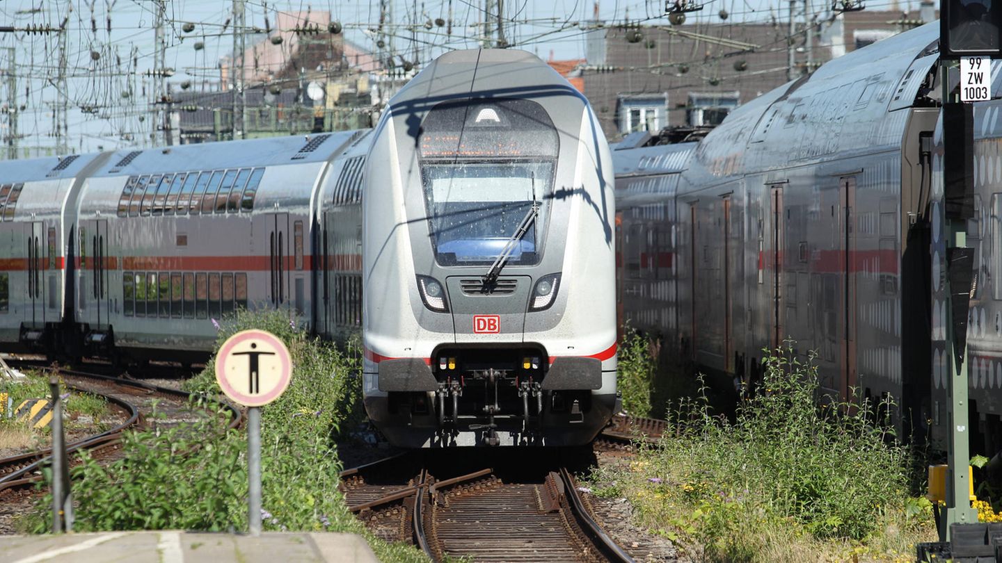 Ein Regionalzug der Deutschen Bahn fährt in den Hauptbahnhof Köln hinein.