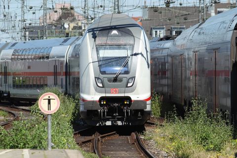 Ein Regionalzug der Deutschen Bahn fährt in den Hauptbahnhof Köln hinein.