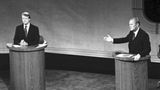 Nach Kennedy und Nixon gehen mehr als 15 Jahre ohne Debatten ins Land. Bis Präsident Gerald Ford (r.) im Wahlkampf 1976 in den Umfragen zurückfällt und beschließt, den damaligen Gouverneur von Georgia, Jimmy Carter (l.), zum Duell herauszufordern. Eine Entscheidung, die der Republikaner später bereuen sollte. Denn von der Debatte wird nur eines in Erinnerung bleiben: sein zweifelhafter Kommentar zur Rolle Russlands.  "Wie bitte?", entfährt es dem Moderator, als Präsident Ford live im Fernsehen verkündet: "Es gibt keine sowjetische Vorherrschaft in Osteuropa, und es wird sie unter einer Ford-Regierung auch nie geben." Selbst Carter steht die Verblüffung ins Gesicht geschrieben.  Der Fauxpas wird für Ford besonders schädlich, weil die Medien ihn im Nachgang als ungeeignet für das Präsidentenamt porträtieren. Für seine Wahlniederlage gegen den Demokraten Carter machen Experten allerdings auch die Nachwehen der Watergate-Affäre verantwortlich