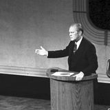 Nach Kennedy und Nixon gehen mehr als 15 Jahre ohne Debatten ins Land. Bis Präsident Gerald Ford (r.) im Wahlkampf 1976 in den Umfragen zurückfällt und beschließt, den damaligen Gouverneur von Georgia, Jimmy Carter (l.), zum Duell herauszufordern. Eine Entscheidung, die der Republikaner später bereuen sollte. Denn von der Debatte wird nur eines in Erinnerung bleiben: sein zweifelhafter Kommentar zur Rolle Russlands.  "Wie bitte?", entfährt es dem Moderator, als Präsident Ford live im Fernsehen verkündet: "Es gibt keine sowjetische Vorherrschaft in Osteuropa, und es wird sie unter einer Ford-Regierung auch nie geben." Selbst Carter steht die Verblüffung ins Gesicht geschrieben.  Der Fauxpas wird für Ford besonders schädlich, weil die Medien ihn im Nachgang als ungeeignet für das Präsidentenamt porträtieren. Für seine Wahlniederlage gegen den Demokraten Carter machen Experten allerdings auch die Nachwehen der Watergate-Affäre verantwortlich