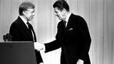 Eine Last-Minute-Debatte, die den Ausschlag gibt. Fast den gesamten Wahlkampf über weigert sich Präsident Carter (l.) mit Ronald Reagan, dem charismatischen Gouverneur von Kalifornien (r.), zu debattieren. Zehn Tage vor der Wahl ändert Carter seine Meinung. In den Umfragen liegt er zurück und hofft, in letzter Minute noch unentschlossene Wähler überzeugen zu können. Eine Hoffnung, die vor laufenden Fernsehkameras zunichte gemacht wird.  Während sich Präsident Carter in seinen politischen Vorhaben verzettelt, bringt Reagan sein Gegenüber durch gezielte Provokationen aus dem Konzept. Gegen Ende des Duells stellt er die pointierte rhetorische Frage an die Wähler: "Geht es Ihnen besser als vor vier Jahren?" Damit trifft er angesichts der schweren Wirtschaftskrise ins Schwarze.  Reagan hat verstanden, wie er das Publikum für sich gewinnt. Eine Woche später gewinnt er auch die Wahl