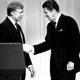 Eine Last-Minute-Debatte, die den Ausschlag gibt. Fast den gesamten Wahlkampf über weigert sich Präsident Carter (l.) mit Ronald Reagan, dem charismatischen Gouverneur von Kalifornien (r.), zu debattieren. Zehn Tage vor der Wahl ändert Carter seine Meinung. In den Umfragen liegt er zurück und hofft, in letzter Minute noch unentschlossene Wähler überzeugen zu können. Eine Hoffnung, die vor laufenden Fernsehkameras zunichte gemacht wird.  Während sich Präsident Carter in seinen politischen Vorhaben verzettelt, bringt Reagan sein Gegenüber durch gezielte Provokationen aus dem Konzept. Gegen Ende des Duells stellt er die pointierte rhetorische Frage an die Wähler: "Geht es Ihnen besser als vor vier Jahren?" Damit trifft er angesichts der schweren Wirtschaftskrise ins Schwarze.  Reagan hat verstanden, wie er das Publikum für sich gewinnt. Eine Woche später gewinnt er auch die Wahl