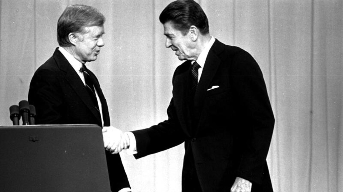 1980: Jimmy Carter vs. Ronald Reagan Eine Last-Minute-Debatte, die den Ausschlag gibt. Fast den gesamten Wahlkampf über weigert sich Präsident Carter (l.) mit Ronald Reagan, dem charismatischen Gouverneur von Kalifornien (r.), zu debattieren. Zehn Tage vor der Wahl ändert Carter seine Meinung. In den Umfragen liegt er zurück und hofft, in letzter Minute noch unentschlossene Wähler überzeugen zu können. Eine Hoffnung, die vor laufenden Fernsehkameras zunichte gemacht wird. Während sich Präsident Carter in seinen politischen Vorhaben verzettelt, bringt Reagan sein Gegenüber durch gezielte Provokationen aus dem Konzept. Gegen Ende des Duells stellt er die pointierte rhetorische Frage an die Wähler: "Geht es Ihnen besser als vor vier Jahren?" Damit trifft er angesichts der schweren Wirtschaftskrise ins Schwarze. Reagan hat verstanden, wie er das Publikum für sich gewinnt. Eine Woche später gewinnt er auch die Wahl
