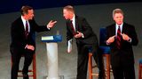 Drei statt nur zwei Kandidaten. Ein lockeres Townhall-Format statt steife Rednerpult-Diskussion. Die Präsidentschaftsdebatte 1992 zwischen Präsident George H.W. Bush (l.), Bill Clinton (r.), Gouverneur von Arkansas, und dem unabhängigen Kandidaten Ross Perot (m.) sorgt für einen unterhaltsamen Fernsehabend, aber auch für skurrile Szenen.  Als ein Zuschauer eine Frage zur Staatsverschuldung stellt, erwischt die Kamera Präsident Bush dabei, wie er gerade auf die Uhr schaut. Es ist eine Geste, die ihm auf die Füße fallen wird. Später heißt es, der reiche Republikaner habe gelangweilt gewirkt und schere sich wenig um die Probleme der kleinen Leute. Während Perot und Bush aneinandergeraten, kann Clinton mit seinem Versprechen punkten, die Wirtschaft wieder fit zu machen. Das macht ihn zum Debatten- und später auch zum Wahlsieger