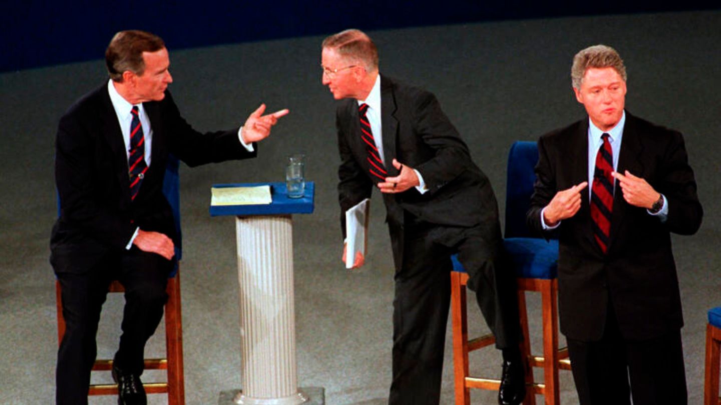 1992: George H.W. Bush vs. Bill Clinton vs. Ross Perot Drei statt nur zwei Kandidaten. Ein lockeres Townhall-Format statt steife Rednerpult-Diskussion. Die Präsidentschaftsdebatte 1992 zwischen Präsident George H.W. Bush (l.), Bill Clinton (r.), Gouverneur von Arkansas, und dem unabhängigen Kandidaten Ross Perot (m.) sorgt für einen unterhaltsamen Fernsehabend, aber auch für skurrile Szenen. Als ein Zuschauer eine Frage zur Staatsverschuldung stellt, erwischt die Kamera Präsident Bush dabei, wie er gerade auf die Uhr schaut. Es ist eine Geste, die ihm auf die Füße fallen wird. Später heißt es, der reiche Republikaner habe gelangweilt gewirkt und schere sich wenig um die Probleme der kleinen Leute. Während Perot und Bush aneinandergeraten, kann Clinton mit seinem Versprechen punkten, die Wirtschaft wieder fit zu machen. Das macht ihn zum Debatten- und später auch zum Wahlsieger