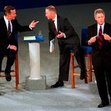 Drei statt nur zwei Kandidaten. Ein lockeres Townhall-Format statt steife Rednerpult-Diskussion. Die Präsidentschaftsdebatte 1992 zwischen Präsident George H.W. Bush (l.), Bill Clinton (r.), Gouverneur von Arkansas, und dem unabhängigen Kandidaten Ross Perot (m.) sorgt für einen unterhaltsamen Fernsehabend, aber auch für skurrile Szenen.  Als ein Zuschauer eine Frage zur Staatsverschuldung stellt, erwischt die Kamera Präsident Bush dabei, wie er gerade auf die Uhr schaut. Es ist eine Geste, die ihm auf die Füße fallen wird. Später heißt es, der reiche Republikaner habe gelangweilt gewirkt und schere sich wenig um die Probleme der kleinen Leute. Während Perot und Bush aneinandergeraten, kann Clinton mit seinem Versprechen punkten, die Wirtschaft wieder fit zu machen. Das macht ihn zum Debatten- und später auch zum Wahlsieger