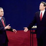 Kaum ein Wahljahr zeigt den Einfluss von Präsidentschaftsdebatten besser als das Jahr 2000. Eigentlich gilt der debattenerfahrene Vizepräsident Al Gore (r.) als Favorit im Gegensatz zu Texas' Gouverneur George W. Bush (l.), der dafür bekannt ist, über seine Worte zu stolpern. Am Ende ist es Al Gore, der über seine Hochnäsigkeit stolpert.  Während der Debatte wirkt der Demokrat wie ein Professor, der eine Vorlesung hält: Er korrigiert seinen Gegner, verdreht genervt die Augen und wird sogar einmal ertappt, wie er als Reaktion auf Bushs Antwort laut aufstöhnt. Beim Publikum kommt dieses Oberlehrer-Verhalten gar nicht gut an. Innerhalb einer Woche kann Bush in den Umfragen einen Vorsprung aufbauen.  Der Rest ist Geschichte. Mit 537 Stimmen wird Bush zum 43. Präsidenten der USA gewählt. Es ist eines der knappsten Wahlergebnisse der amerikanischen Geschichte und – trotz Überprüfung durch den Obersten Gerichtshof – bis heute eines der umstrittensten