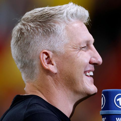 Lachender Experte Schweinsteiger