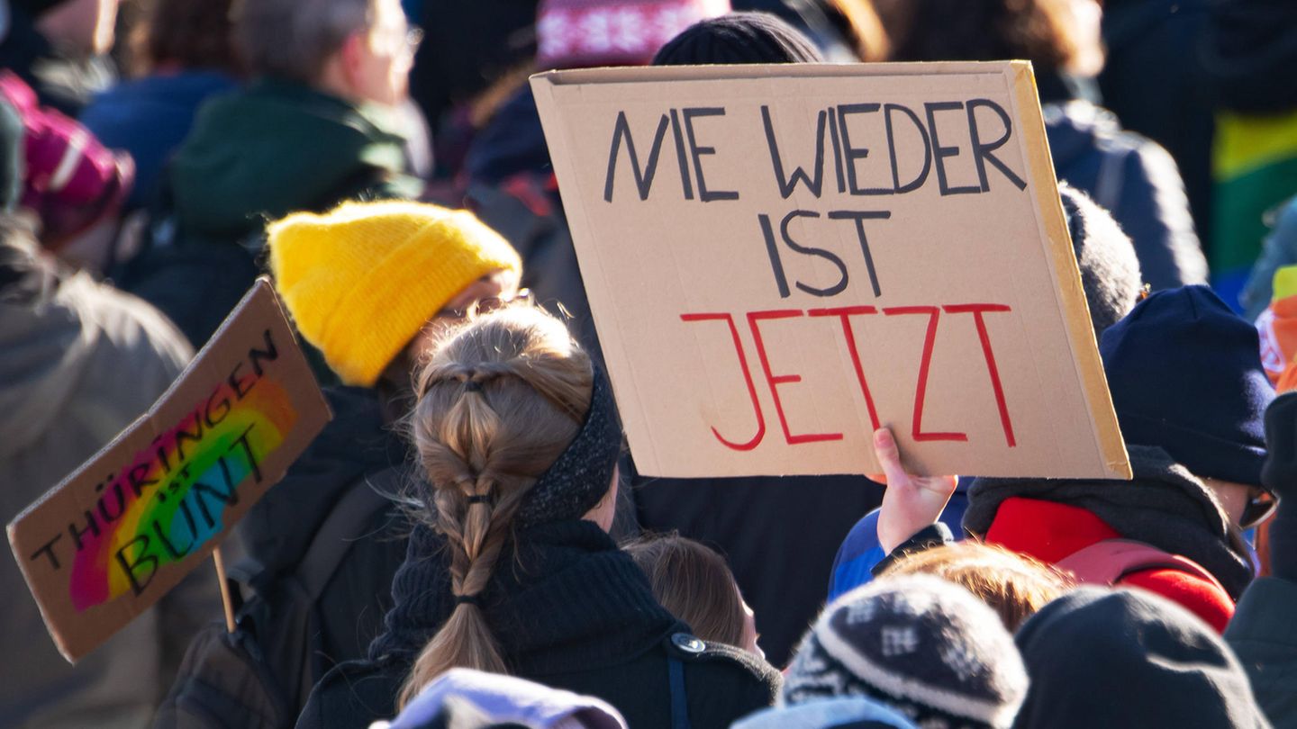 Vereine schreiben Brandbrief Vereine und Verbände schreiben einen Brandbrief - auf dem Bild sieht man eine Demonstration gegen Rechtsextremismus in Erfurt
