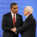 Die Finanzkrise hat die USA fest im Griff. Inmitten der angespannten politischen Situation treffen die Senatoren John McCain (r.) und Barack Obama (l.) vor rund 80 Millionen Zuschauern im Fernsehen aufeinander. Die entscheidende Frage lautet, welcher Kandidat hat die bessere Antwort auf die schwierige Wirtschaftslage?  Schon kurz nach Debattenbeginn wird klar, es ist Obama. Punkt für Punkt erläutert der charismatische Demokrat, was der Kongress machen muss, um das Ruder rumzureißen und überzeugt mit seiner ökonomischen Vision. Republikaner McCain macht hingegen einen wenig sympathischen Eindruck, als er mit dem Finger auf Obama zeigt und ihn als "That one" ("Dieser da") betitelt, statt ihn beim Namen zu nennen. Die Demokraten drehen den Spieß um und verwandeln die abschätzige Aussage nach der Debatte in einen Wahlkampfslogan. Im Internet verkaufen sie T-Shirts und Aufkleber mit dem Schriftzug "That one"  Im November 2008 zieht "That One" als erster schwarzer Präsident ins Weiße Haus ein