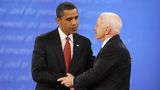 Die Finanzkrise hat die USA fest im Griff. Inmitten der angespannten politischen Situation treffen die Senatoren John McCain (r.) und Barack Obama (l.) vor rund 80 Millionen Zuschauern im Fernsehen aufeinander. Die entscheidende Frage lautet, welcher Kandidat hat die bessere Antwort auf die schwierige Wirtschaftslage?  Schon kurz nach Debattenbeginn wird klar, es ist Obama. Punkt für Punkt erläutert der charismatische Demokrat, was der Kongress machen muss, um das Ruder rumzureißen und überzeugt mit seiner ökonomischen Vision. Republikaner McCain macht hingegen einen wenig sympathischen Eindruck, als er mit dem Finger auf Obama zeigt und ihn als "That one" ("Dieser da") betitelt, statt ihn beim Namen zu nennen. Die Demokraten drehen den Spieß um und verwandeln die abschätzige Aussage nach der Debatte in einen Wahlkampfslogan. Im Internet verkaufen sie T-Shirts und Aufkleber mit dem Schriftzug "That one"  Im November 2008 zieht "That One" als erster schwarzer Präsident ins Weiße Haus ein