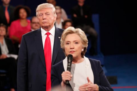 Die TV-Duelle von Donald Trump und Demokratin Hillary Clinton sorgen für Rekordeinschaltquoten – und wüste Wortgefechte.   Noch heute hallt Trumps Satz nach, unter ihm als Präsident säße seine Rivalin wegen einer E-Mail-Affäre "im Gefängnis". In der zweiten Debatte erklärt der Republikaner ungeniert, die Vorwürfe sexueller Übergriffe gegen Clintons Mann Bill seien viel schlimmer als seine Äußerung, er könne Frauen ungefragt in den Schritt greifen ("Grab'em by the pussy"). Als sich Clinton an einer Stelle ans Publikum wendet, tritt Trump mit grimmigem Blick von hinten dicht an sie heran. Wie ein Raubtier, das gleich über seine Beute herfällt. Der Abend wird später als "Tiefpunkt in der Geschichte der Präsidentschaftsdebatten" beschrieben werden.  Während des dritten Duells beschimpft Trump Clinton mehrfach als "das Böse in Person" und lehnt es ab, das Wahlergebnis zu akzeptieren, sollte sie gewinnen. Am Ende heißt der Wahlsieger Donald Trump