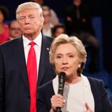 Die TV-Duelle von Donald Trump und Demokratin Hillary Clinton sorgen für Rekordeinschaltquoten – und wüste Wortgefechte.   Noch heute hallt Trumps Satz nach, unter ihm als Präsident säße seine Rivalin wegen einer E-Mail-Affäre "im Gefängnis". In der zweiten Debatte erklärt der Republikaner ungeniert, die Vorwürfe sexueller Übergriffe gegen Clintons Mann Bill seien viel schlimmer als seine Äußerung, er könne Frauen ungefragt in den Schritt greifen ("Grab'em by the pussy"). Als sich Clinton an einer Stelle ans Publikum wendet, tritt Trump mit grimmigem Blick von hinten dicht an sie heran. Wie ein Raubtier, das gleich über seine Beute herfällt. Der Abend wird später als "Tiefpunkt in der Geschichte der Präsidentschaftsdebatten" beschrieben werden.  Während des dritten Duells beschimpft Trump Clinton mehrfach als "das Böse in Person" und lehnt es ab, das Wahlergebnis zu akzeptieren, sollte sie gewinnen. Am Ende heißt der Wahlsieger Donald Trump