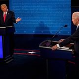 Vielleicht hätten die Politikexperten 2016 mit ihrem Label der "schlimmsten TV-Debatte ever" noch vier Jahre warten sollen. Als Präsident Donald Trump (l.) und sein demokratischer Herausforderer Joe Biden (r.) zu ihrer ersten Debatte 2020 aufeinandertreffen, vergehen keine fünf Minuten bis die Fetzen fliegen.  Trump, der in Umfragen weit zurückliegt, redet in einer Tour drauf los und lässt Biden und selbst Moderator Chris Wallace kaum zu Wort kommen. Er attackiert Bidens wirtschaftliche Bilanz, seine "linke Radikalität" und schließlich sogar seinen Sohn Hunter. Sobald Biden reagieren will, unterbricht er ihn wieder, um ihn aus dem Konzept zu bringen. Irgendwann platzt selbst dem erfahrenen Demokraten der Kragen: "Halten Sie die Klappe, Mann! Das ist so unpräsidentschaftlich."  Die zweite Debatte sagt Trump ab. Für das letzte Duell mit Biden schlägt er dann einen zurückhaltenderen Ton an. Die Wechselwähler kann er damit nicht mehr überzeugen. Biden gewinnt die Wahl. Trump erfindet die Mär des "gestohlenen Sieges". Am 6. Januar 2021 stürmen seine Anhänger das Kapitol. Zwei Wochen später wird Biden vereidigt – als Präsident einer zutiefst gespaltenen Nation