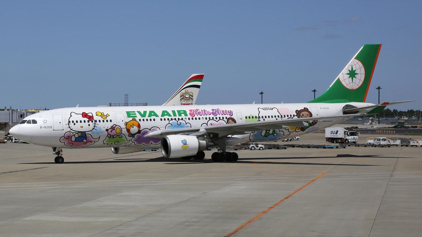 Flugzeug von Eva Air mit Hello-Kitty-Muster
