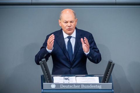 Bundeskanzler Olaf Scholz steht bei seiner Regierungserklärung am Rednerpult des Bundestages