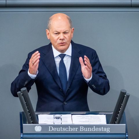 Bundeskanzler Olaf Scholz steht bei seiner Regierungserklärung am Rednerpult des Bundestages